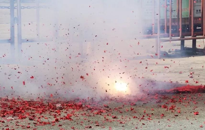 警示!信阳女子大年三十燃放鞭炮被拘留