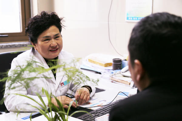 "周口市中心医院男科门诊室内,55岁的主任医师皇甫丽