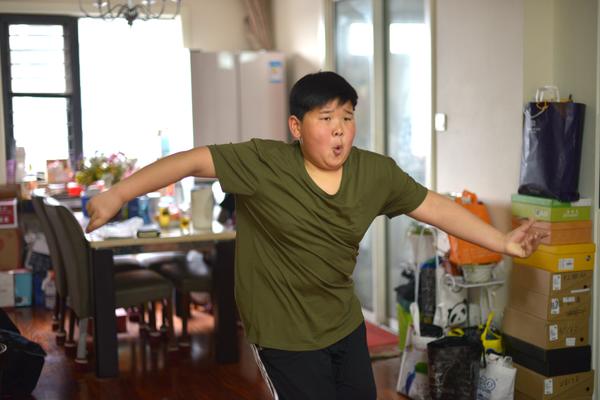 拉丁小胖何雄飞今年12岁,是一名6年级的小学生,因为面临小升初,他现在