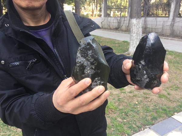 开封男子黄河边捡到俩"宝贝疙瘩",会是"天外来客"玻璃陨石吗?