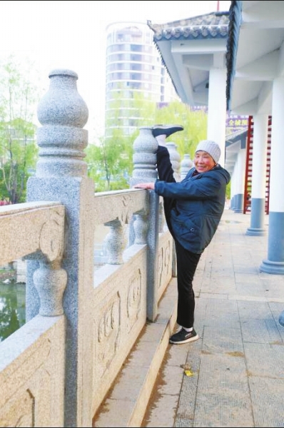 商丘74岁老人一年练成"一字马"