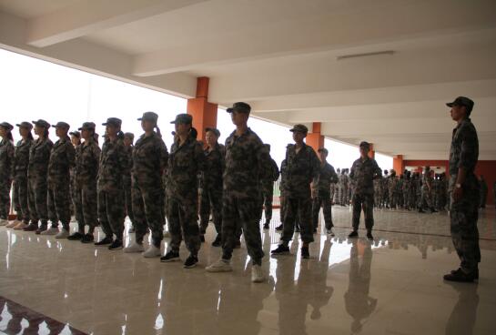 挥洒汗水释放青春我们风雨同行记南阳市第二完全学校高级中学第一届
