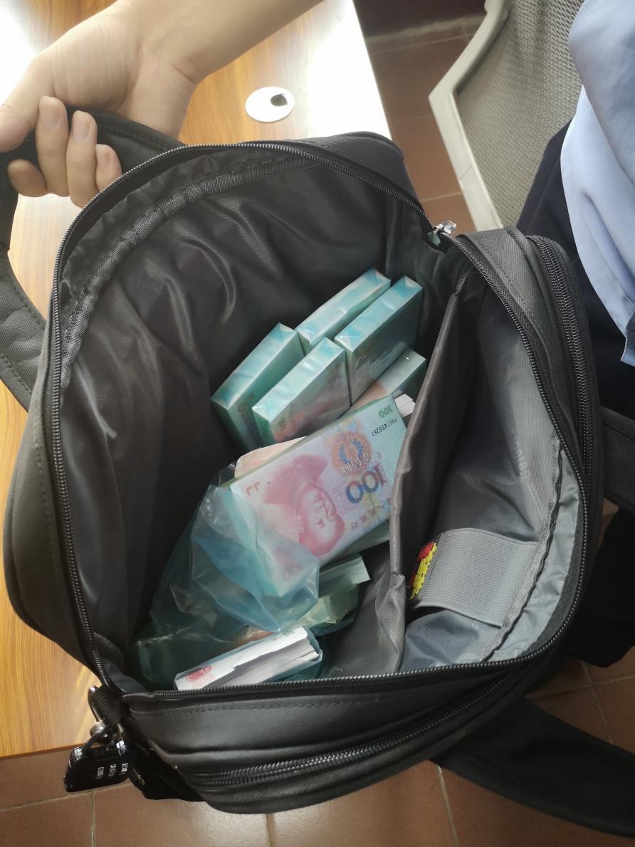 花真钱买假币7万块买回一堆白纸足浴店女老板被拘留