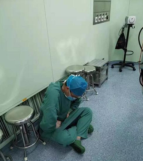 心疼!连续手术16个小时,洛阳这位医生累瘫被抬进监护室