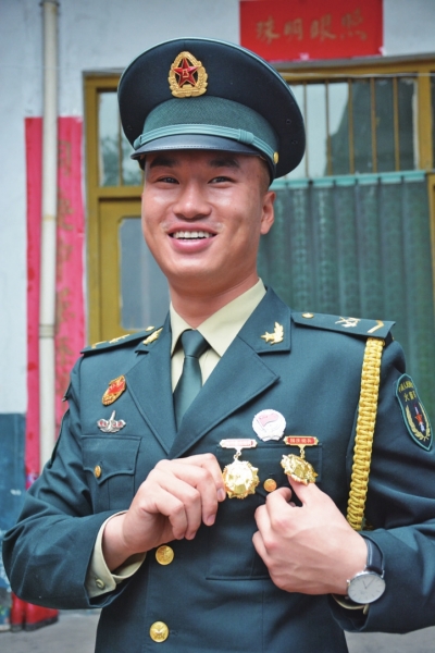 "最帅天团"洛阳90后兵哥哥回家乡为爸妈和父老乡亲展示训练成果