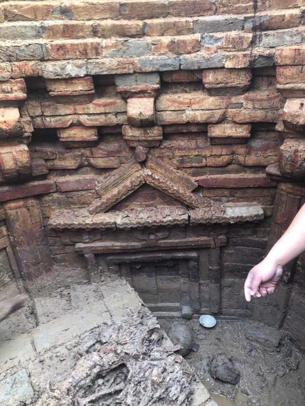 新乡发现两座古墓,墓门彩绘清晰可见