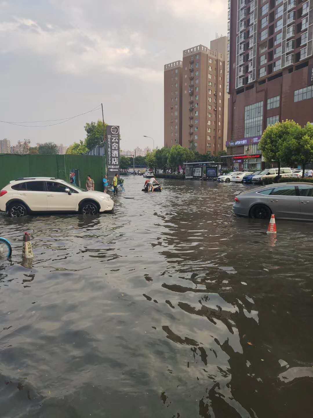 洛阳昨日突降大雨路面积水几乎淹没汽车