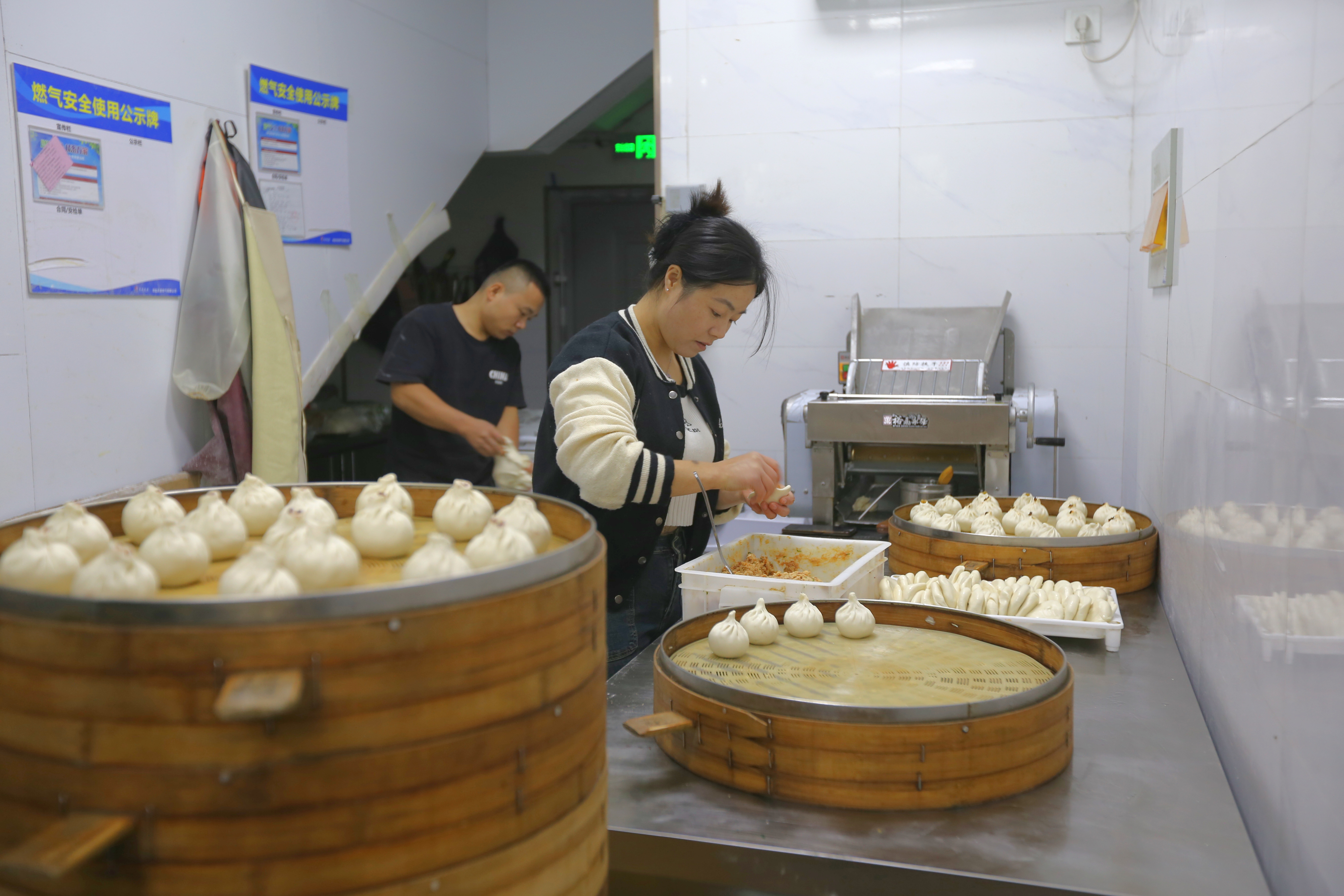 凌晨3点的街头卖早餐的河南夫妇一个善举感动全国网友