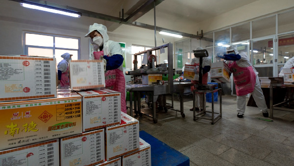 新春走基层丨临颍南街村调味品厂开足马力生产 全力冲