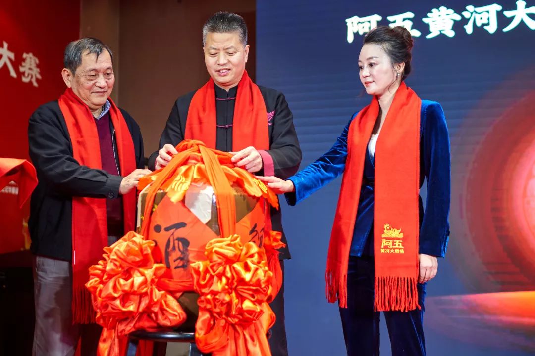 &uarr;阿五定制酒开坛仪式&uarr