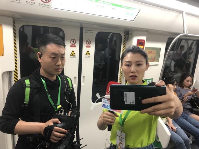 河南移动联合都市频道5g直播郑州地铁5号线开通试运营国内首次地铁内