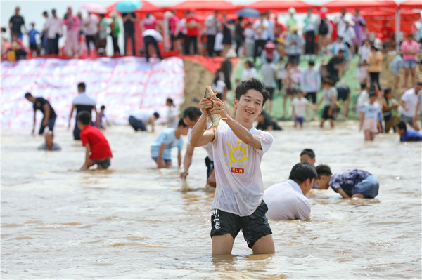 千人摸鱼快乐过六一郑州首届黄河鲤鱼文化节暨黄河金摸鱼节举行
