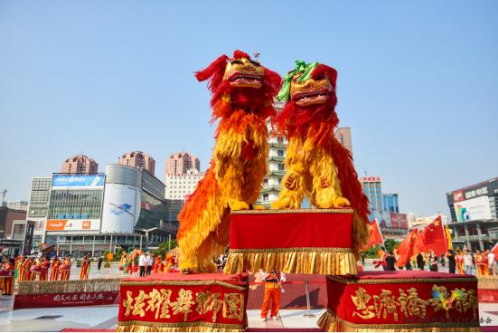 两条12米的长龙在广场上翻腾起舞,舞狮团不抢绣球抢寿桃,喜气洋洋的向