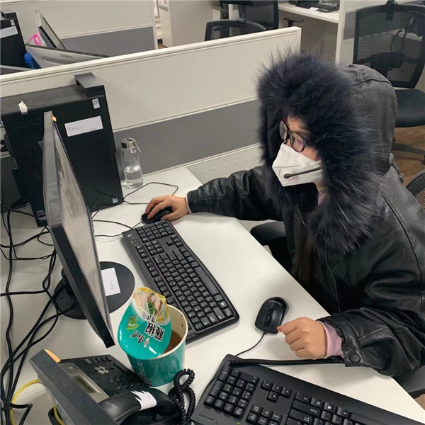 继续坚守在⼯作岗位的座席1.jpg