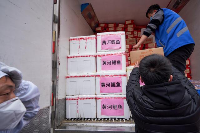 阿五黄河大鲤鱼厨师逆行武汉 用美味奉献爱心