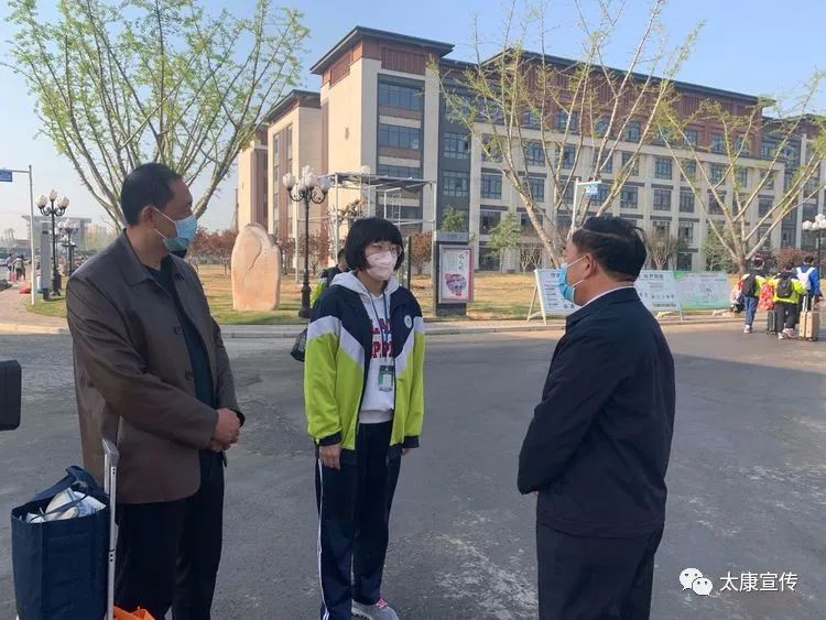 张俊峰书记调研学生线上学习情况家印高中学生返校现场太康二高学生