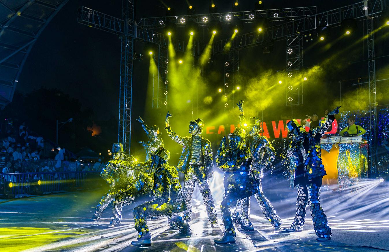 超高人气的"方特潮嗨趴"上,炫酷的电光舞,性感的爵士舞,充满青春活力