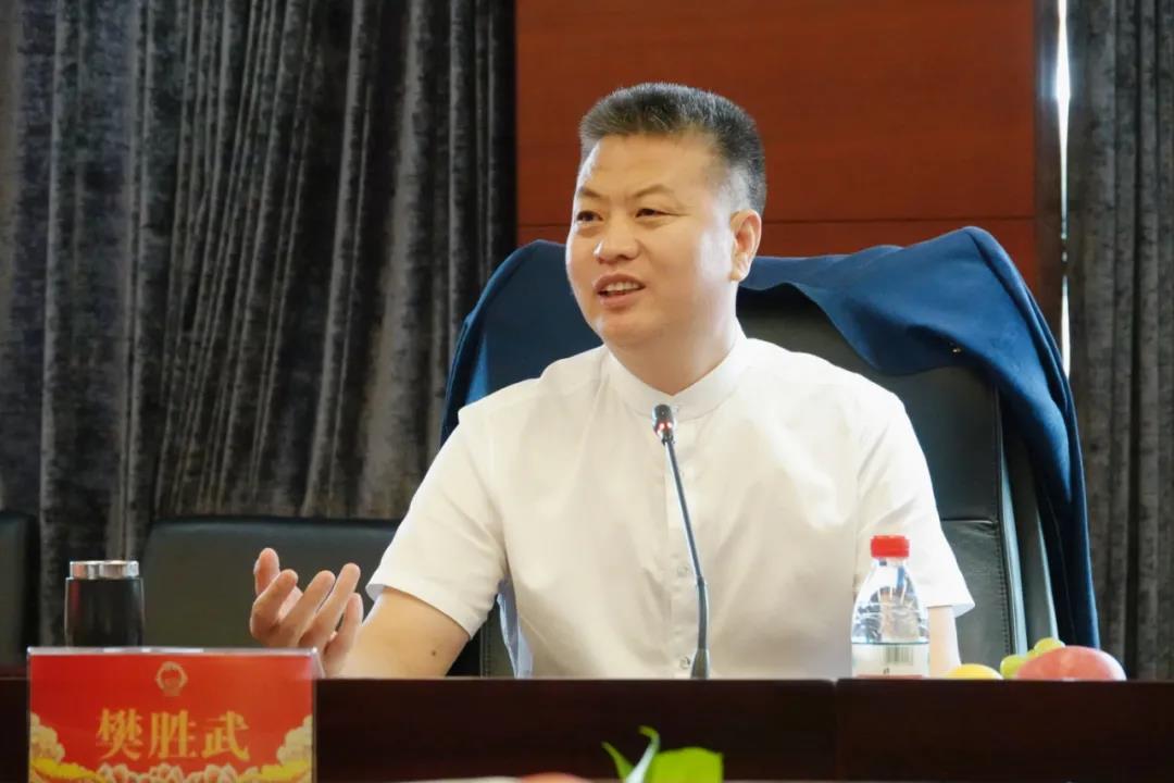 党支部书记李保军,常务副会长邓胜利,副会长顿玉松,刘其创,秘书长刘斌