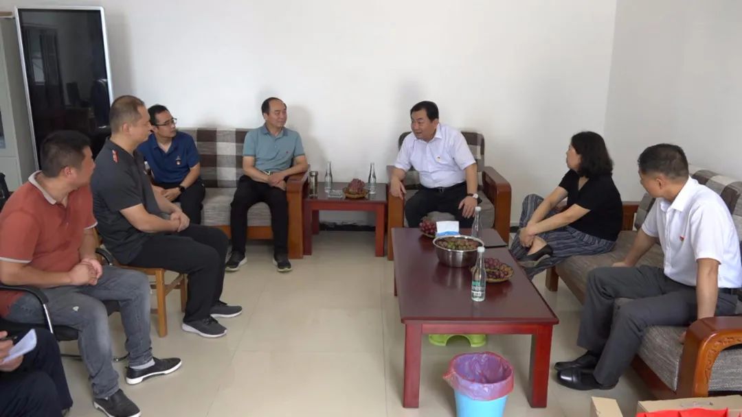 在后席村,王国玺看望慰问了省委党史研究室驻村工作队盛中伟,赵立伟