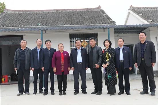 太康县委书记王国玺看望全国脱贫攻坚贡献奖获得者韩宇南