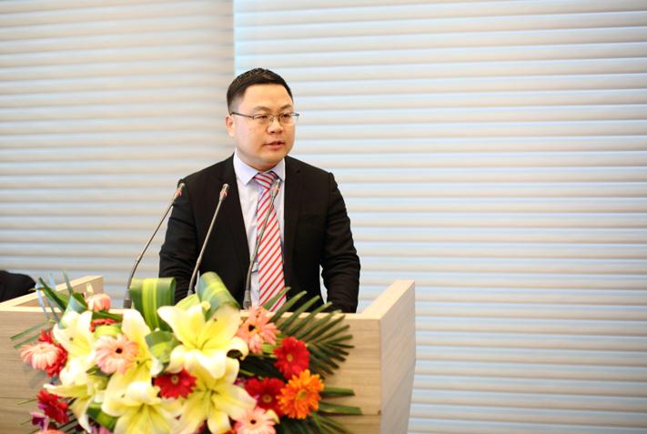 大会现场,集团总裁王任生,董事长王尚卿,总经理王磊分别为百货事业部