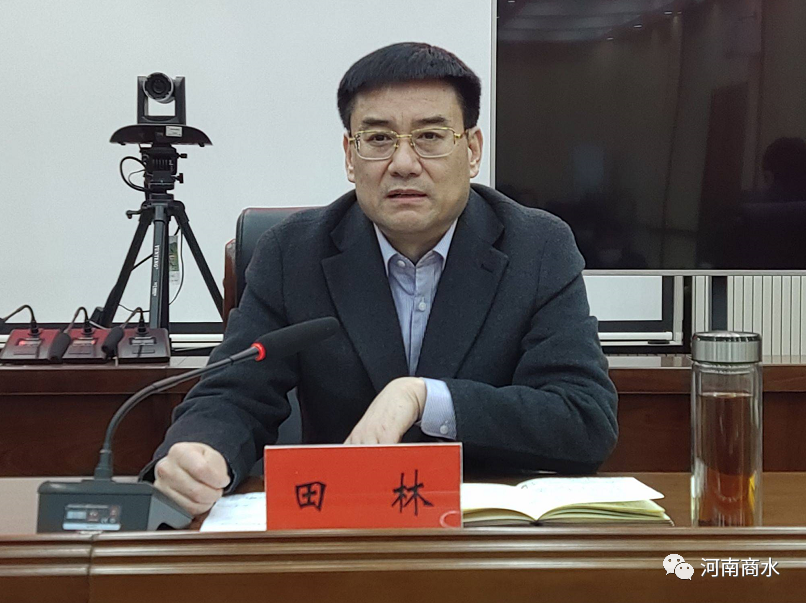 省,市电视电话会结束后,县长田林立即主持召开全县疫情防控工作会议