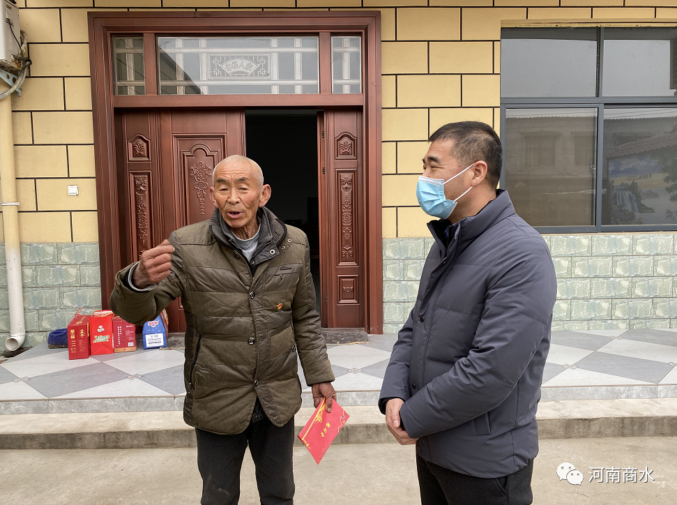 商水县委副书记张峰看望慰问困难老党员和驻村第一书记