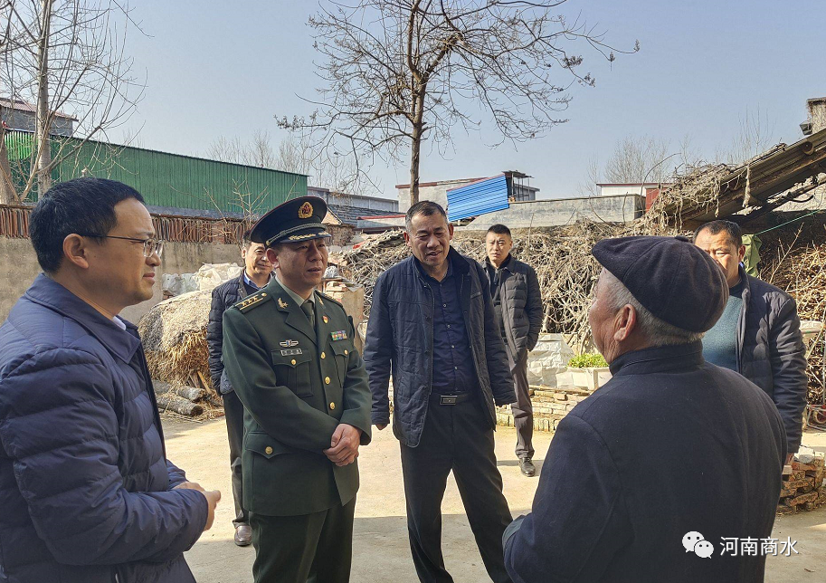 商水县人武部政委刘卫华到舒庄乡看望慰问困难党员困难群众