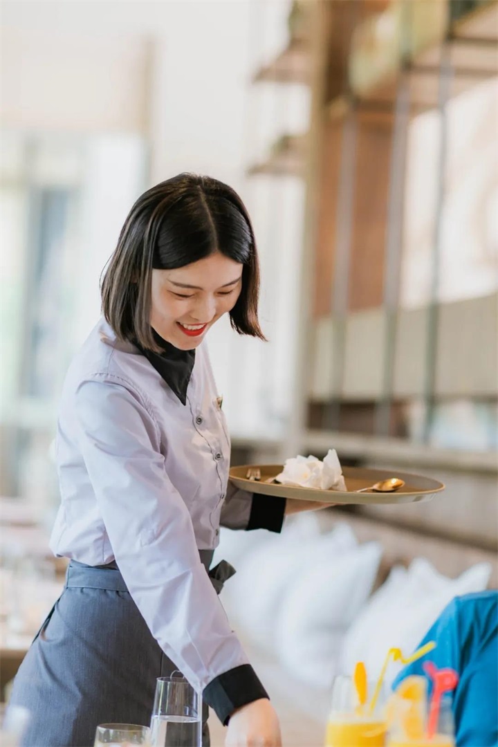 窗外西餐厅的微笑服务