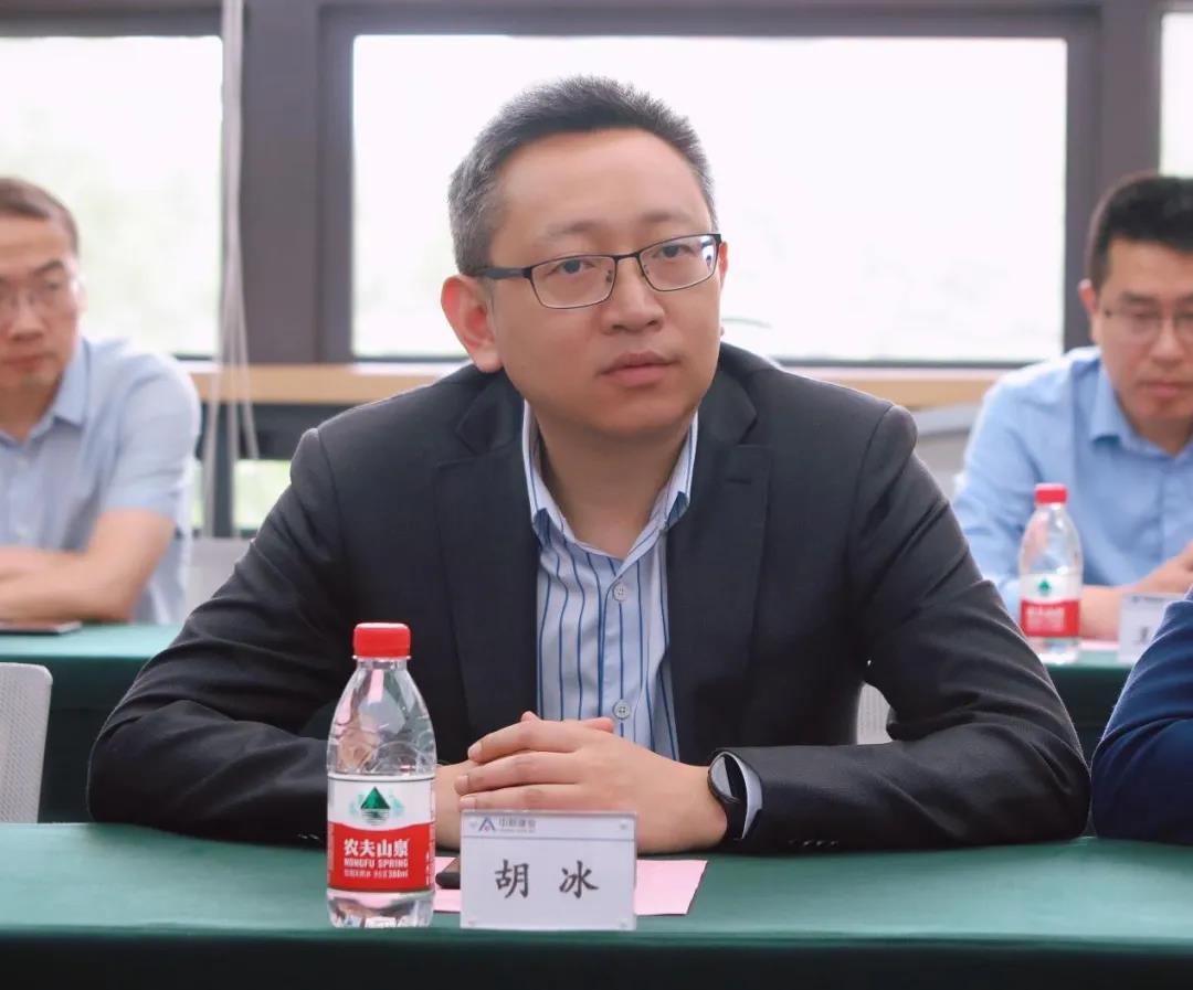 中原建业集团董事长胡冰总结讲话最后,中原建业董事长胡冰指出,自建业