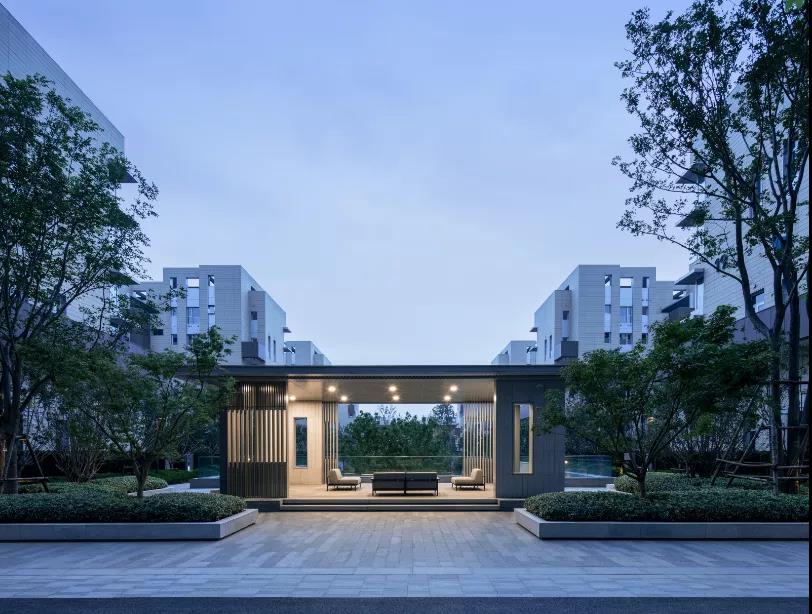 被300余家地产同行参观学习现象级的永威上和郡交付兑现