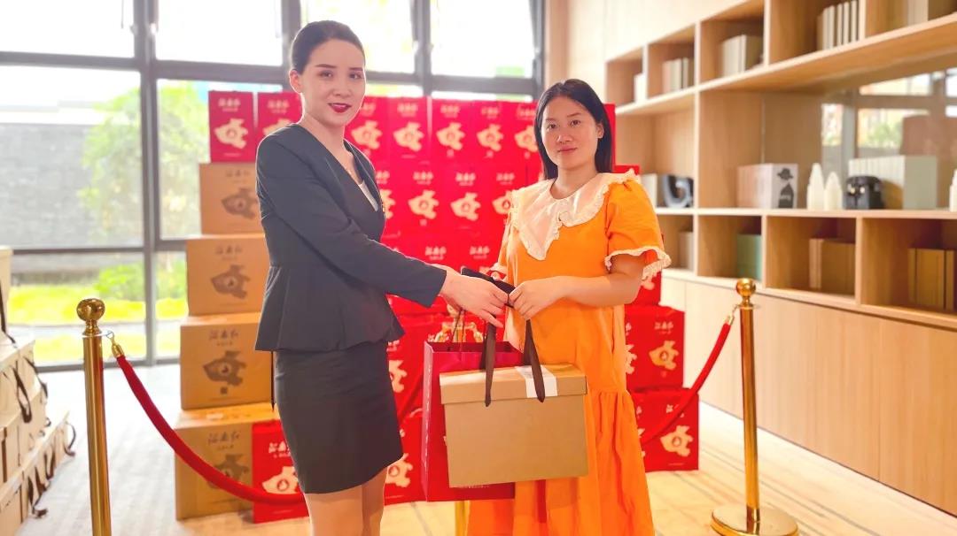兰考建业城情系业主端午好礼赠家人