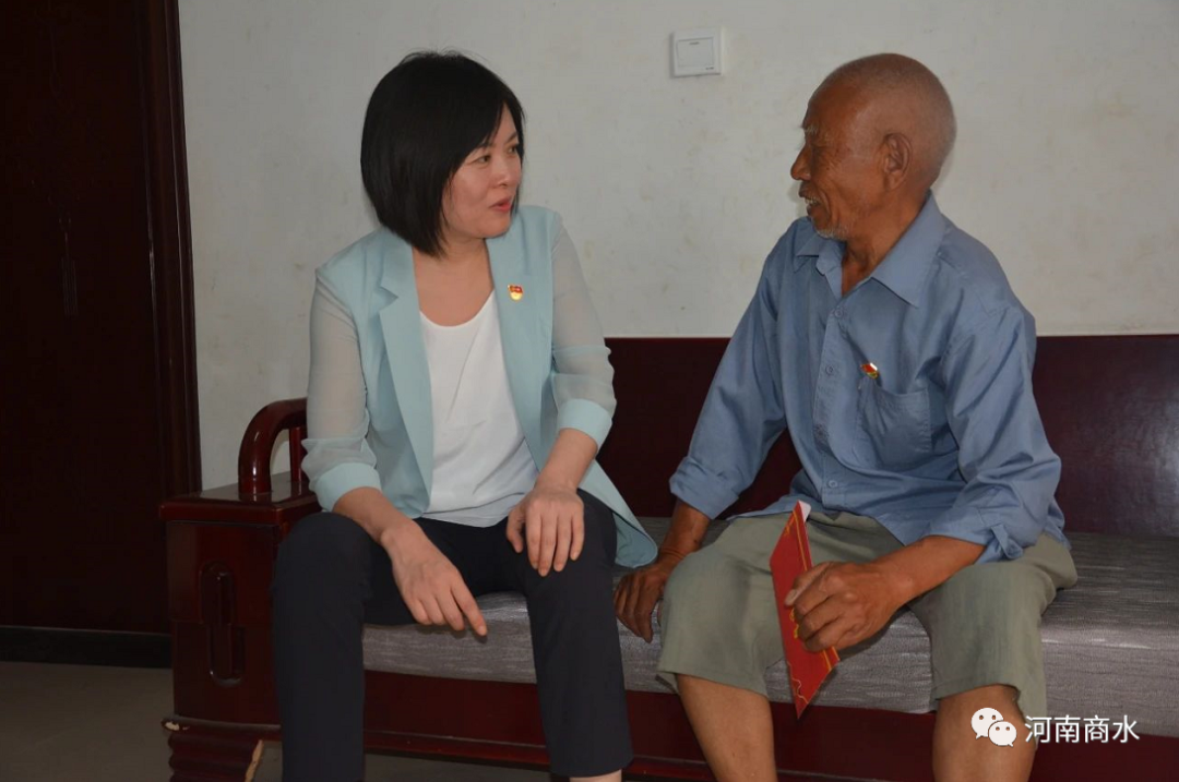 商水县委常委,组织部长杨敏到巴村镇看望慰问老党员