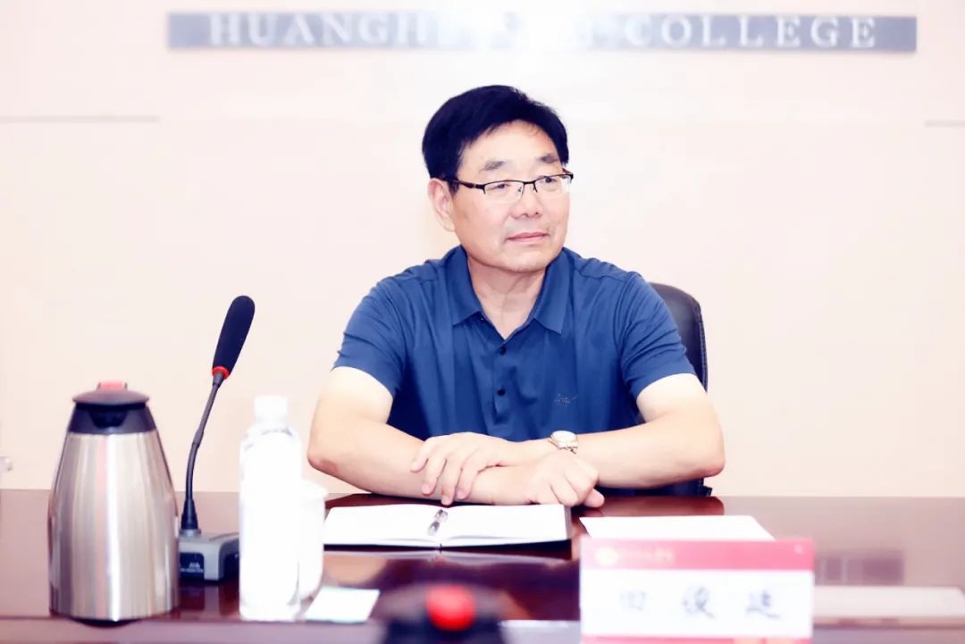 汇报会在信息大楼一楼会议室举行,校长杨雪梅主持,党委书记贾正国,副