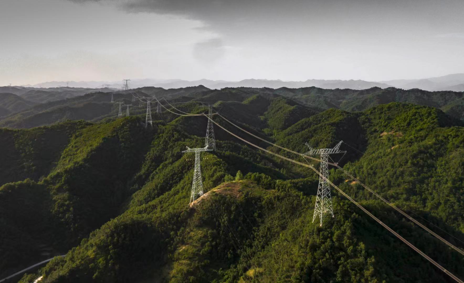 800千伏特高压青海-河南直流输电线路源源不断地向河南输送清洁拇源