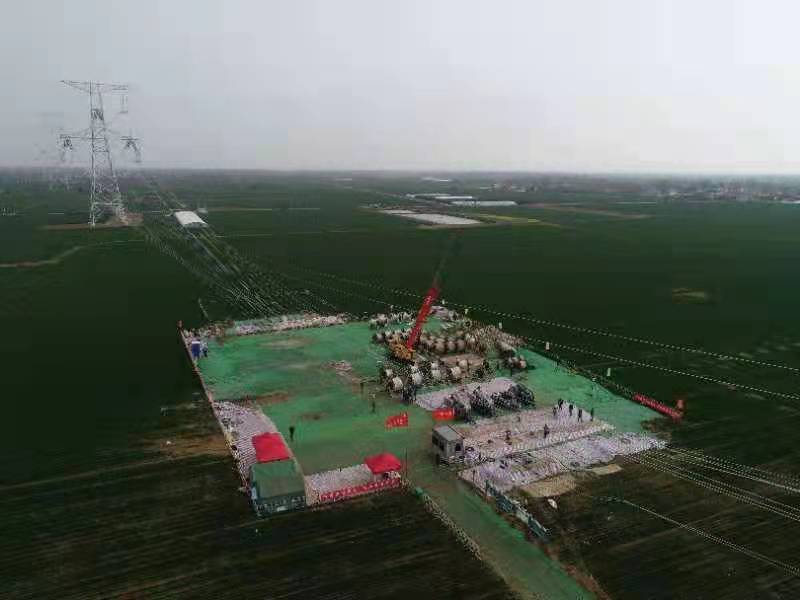3月19日,河南送变电公司员工在南荆长特高压交流工程进行跨越沪陕高速架线施工,和欢摄
