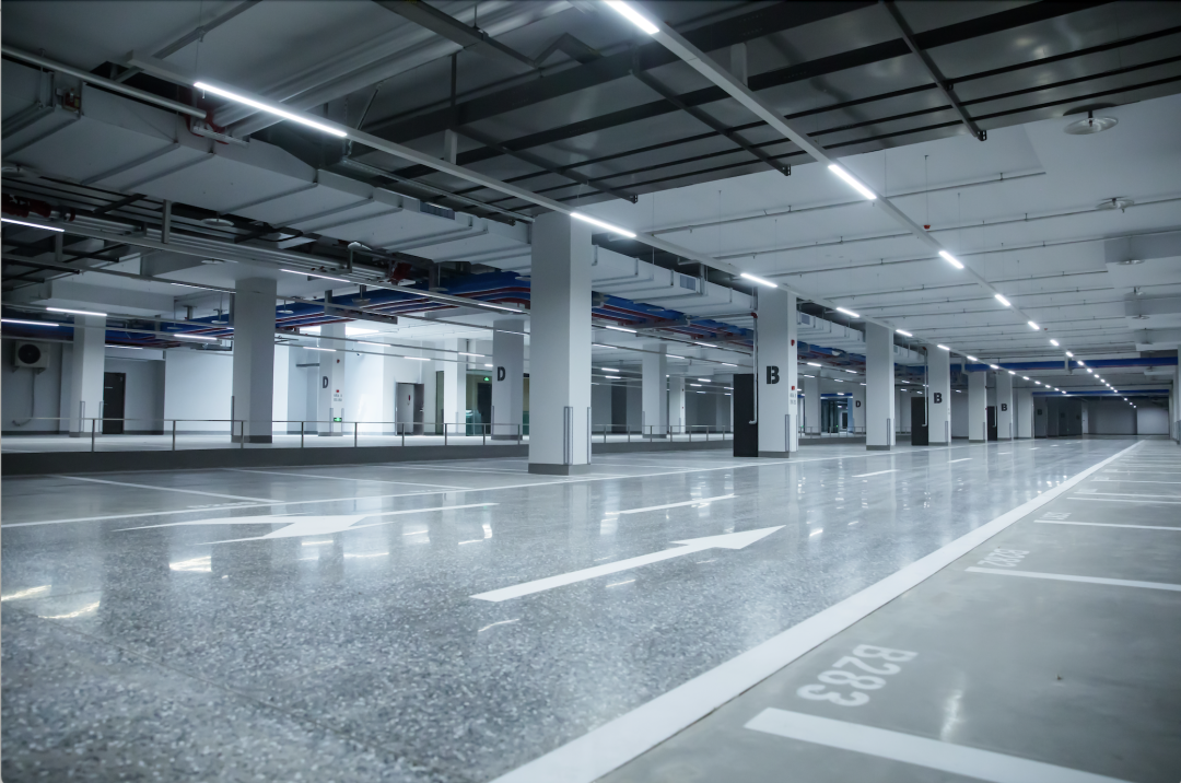 永威西郡泰和璟苑|||金属车轮定位器不同于常用的橡胶车轮定位器,车库