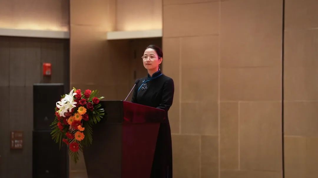 建业集团2023年管理年会现场建业集团董事长胡葆森作开题报告