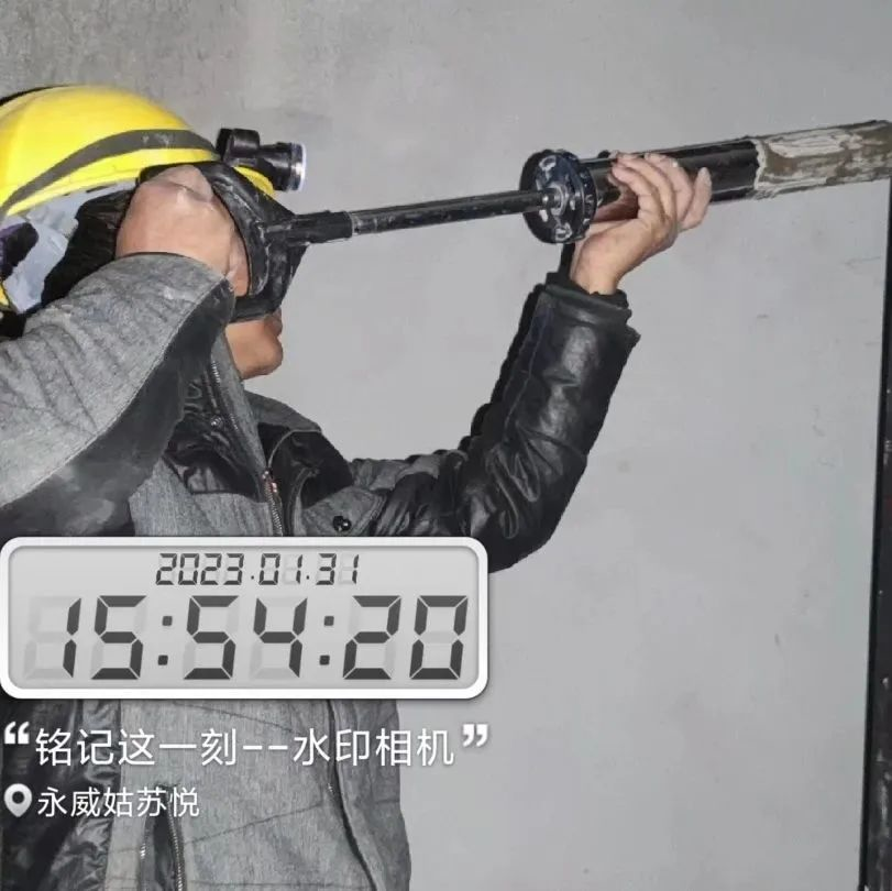 对工艺的苛求毫厘之间,精准作业,反复微调正在进行防火门灌浆工序目前