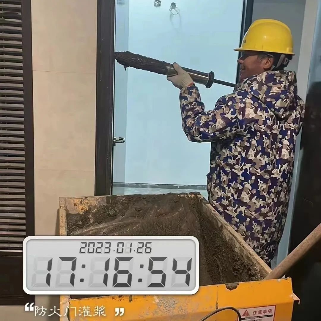 对工艺的苛求毫厘之间,精准作业,反复微调正在进行防火门灌浆工序目前