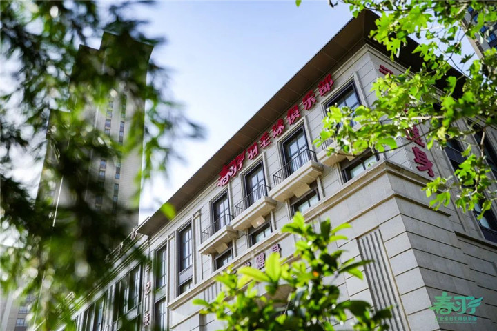 Smash Your Way to the Top: Discover Zhengzhou's Breathtaking 'Ceiling' Badminton Hall in Henan - News Directory 3