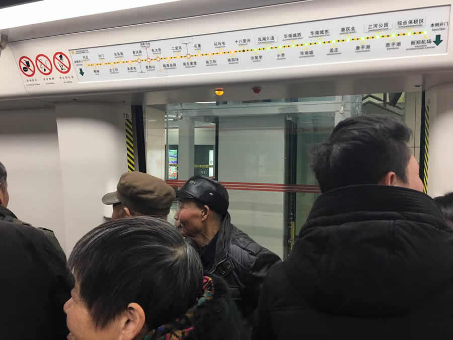 之前地铁都是一侧门进出,这次南四环发车后,第一站十八里河在另一侧