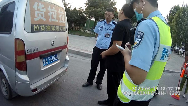 看看这辆面包车！交警查了半月发现它&ldquo;肚里&rdquo;藏着大秘密