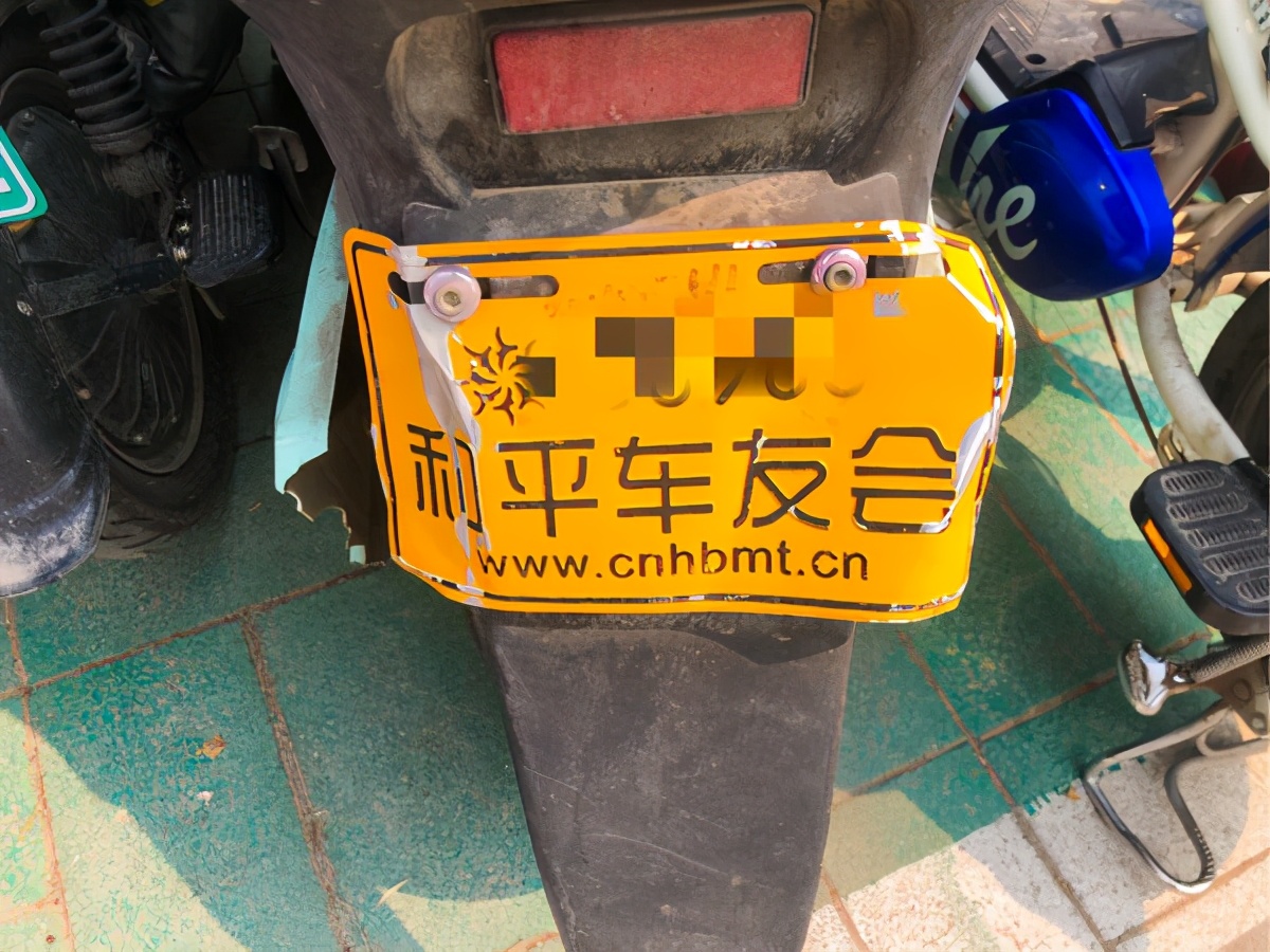 郑州"黄牌"电动车明年将无法上路,有人花30元就能让其秒变"绿牌"?