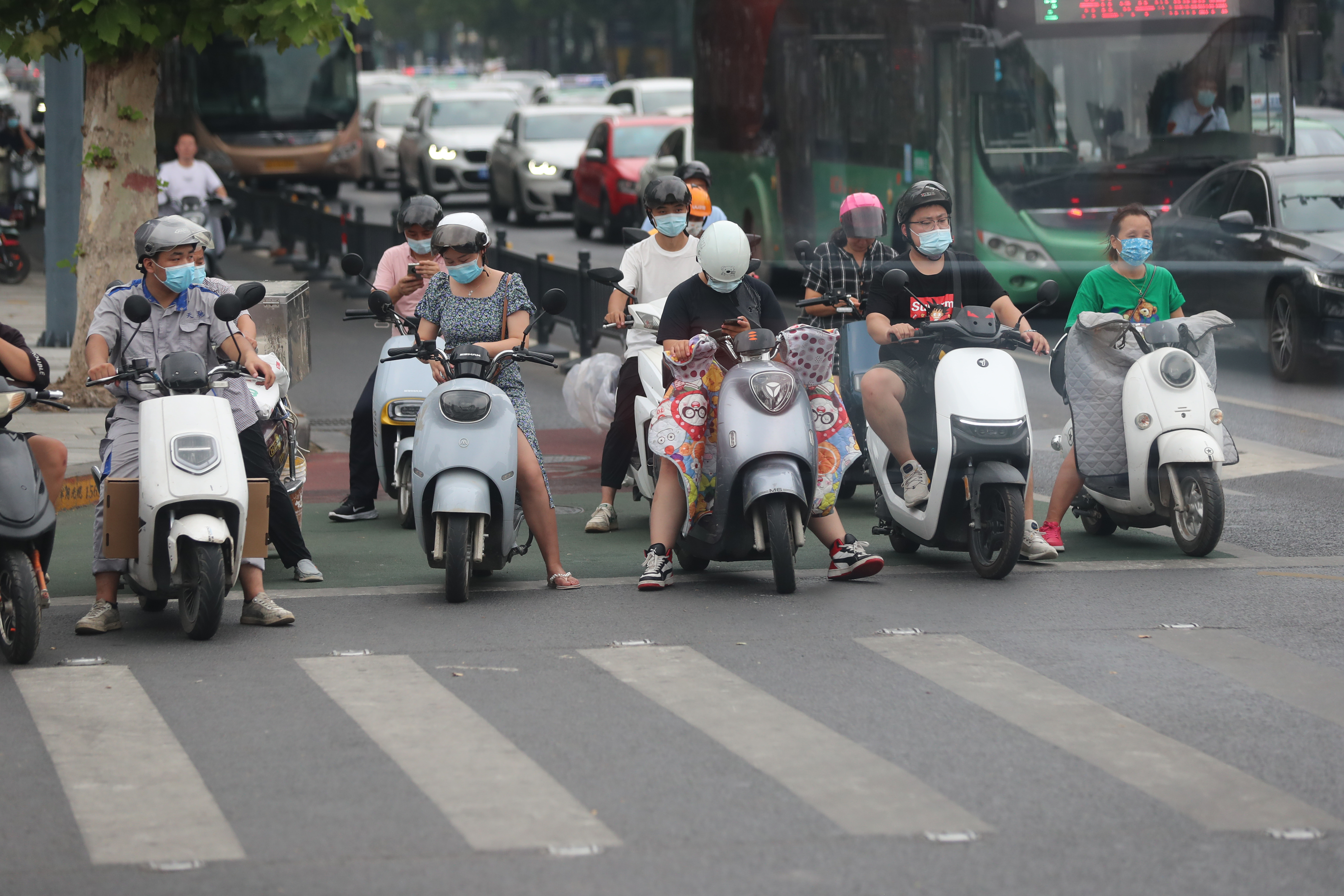 电动车头盔新国标施行2个多月戴非国标头盔郑州交警罚不罚小头盔大