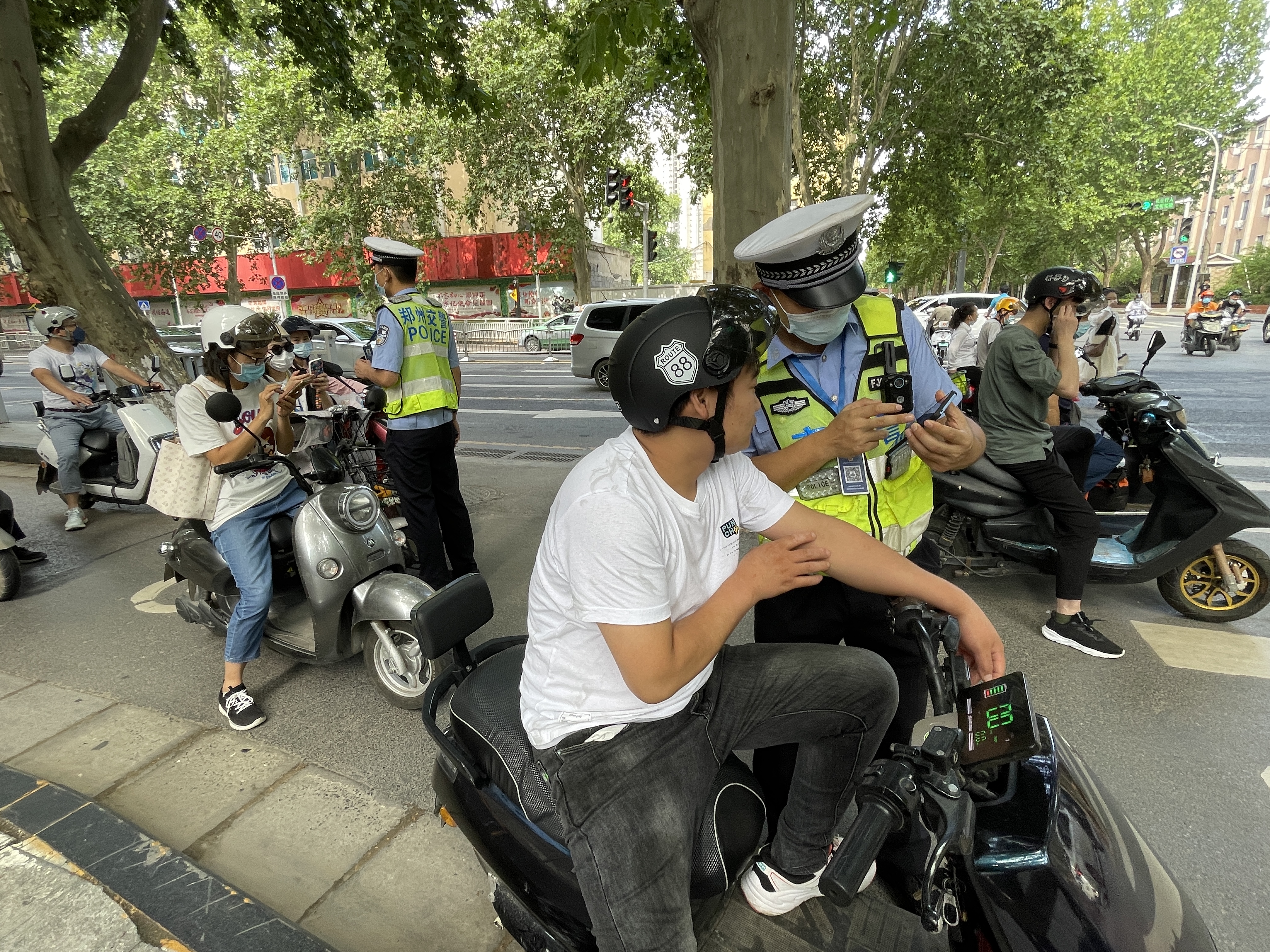 电动车头盔新国标施行2个多月戴非国标头盔郑州交警罚不罚小头盔大