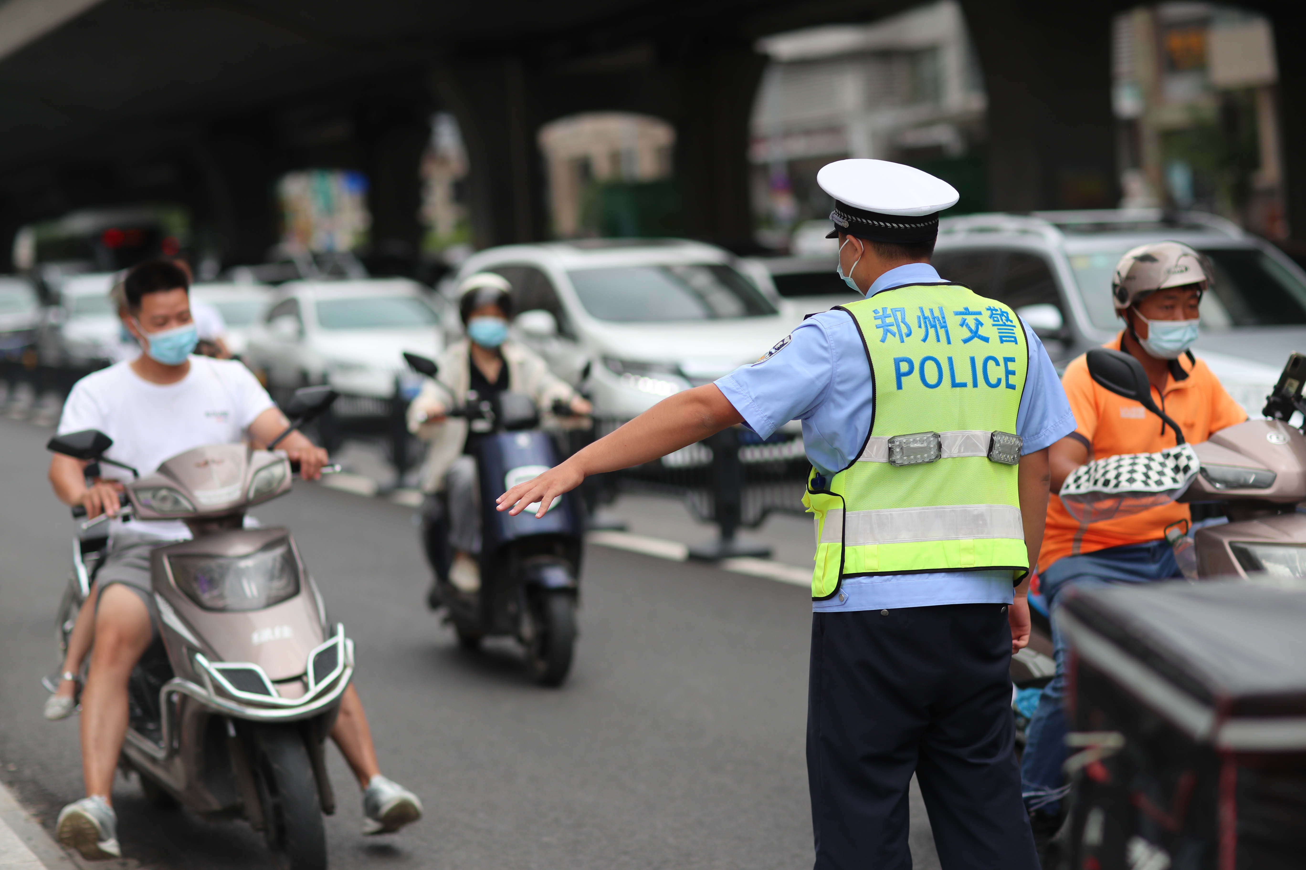 电动车头盔新国标施行2个多月戴非国标头盔郑州交警罚不罚小头盔大