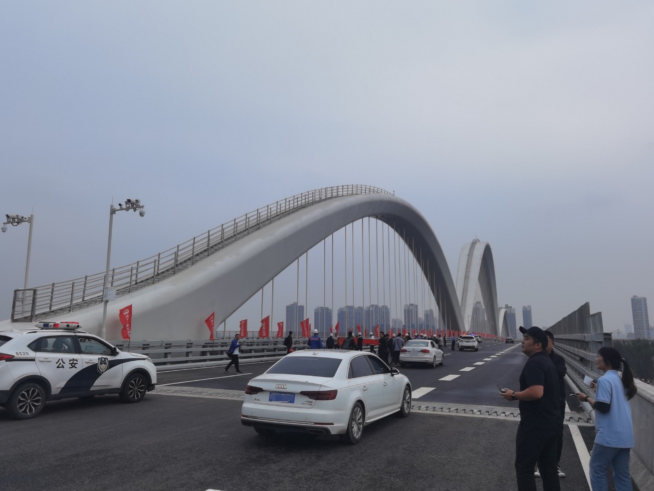 夜晚桥体能变色郑州彩虹桥正式通车记者实探