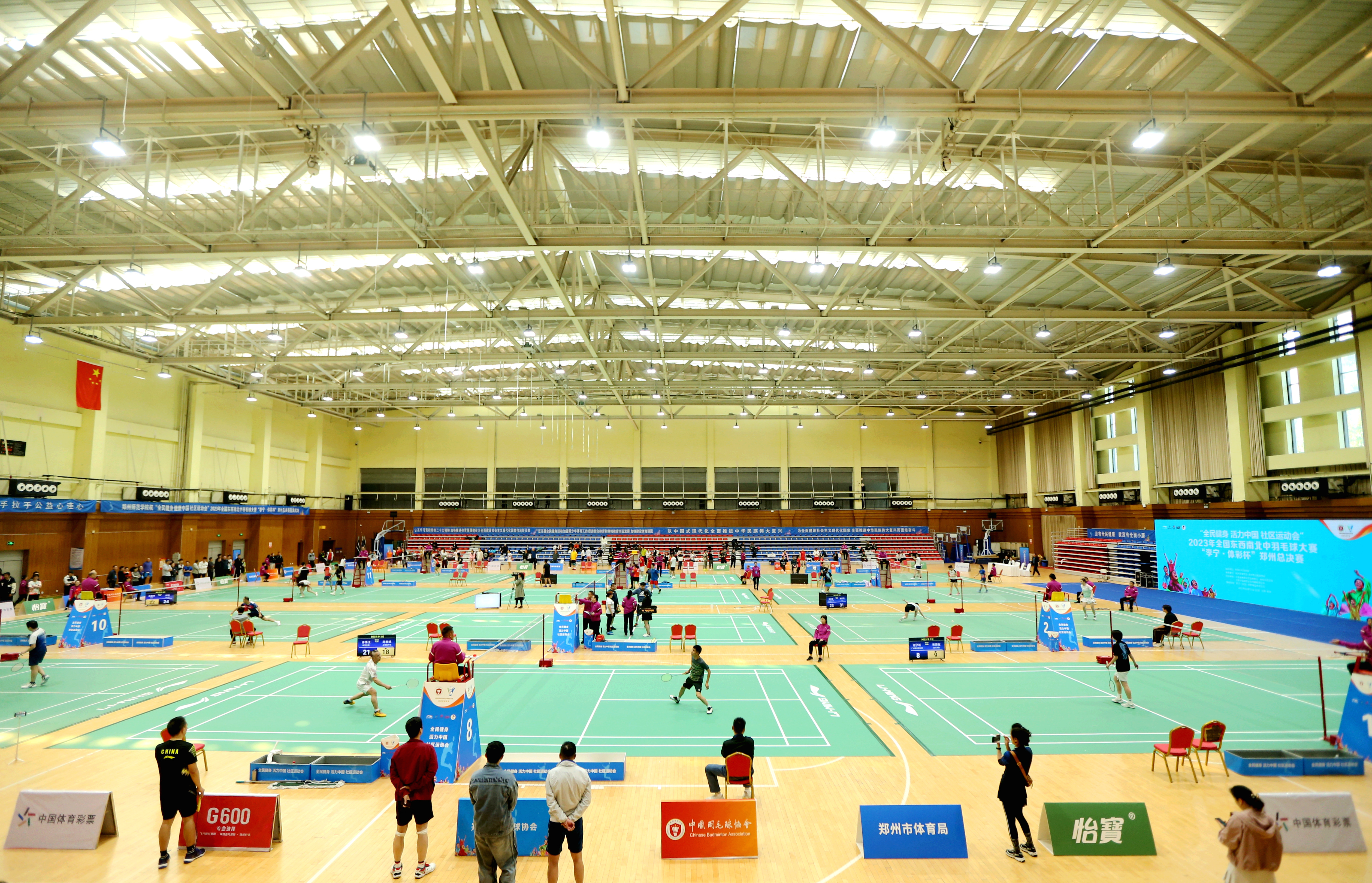 羽毛球高手报名参加比赛,选手们将在2天的比赛中争夺中国羽协全民健身