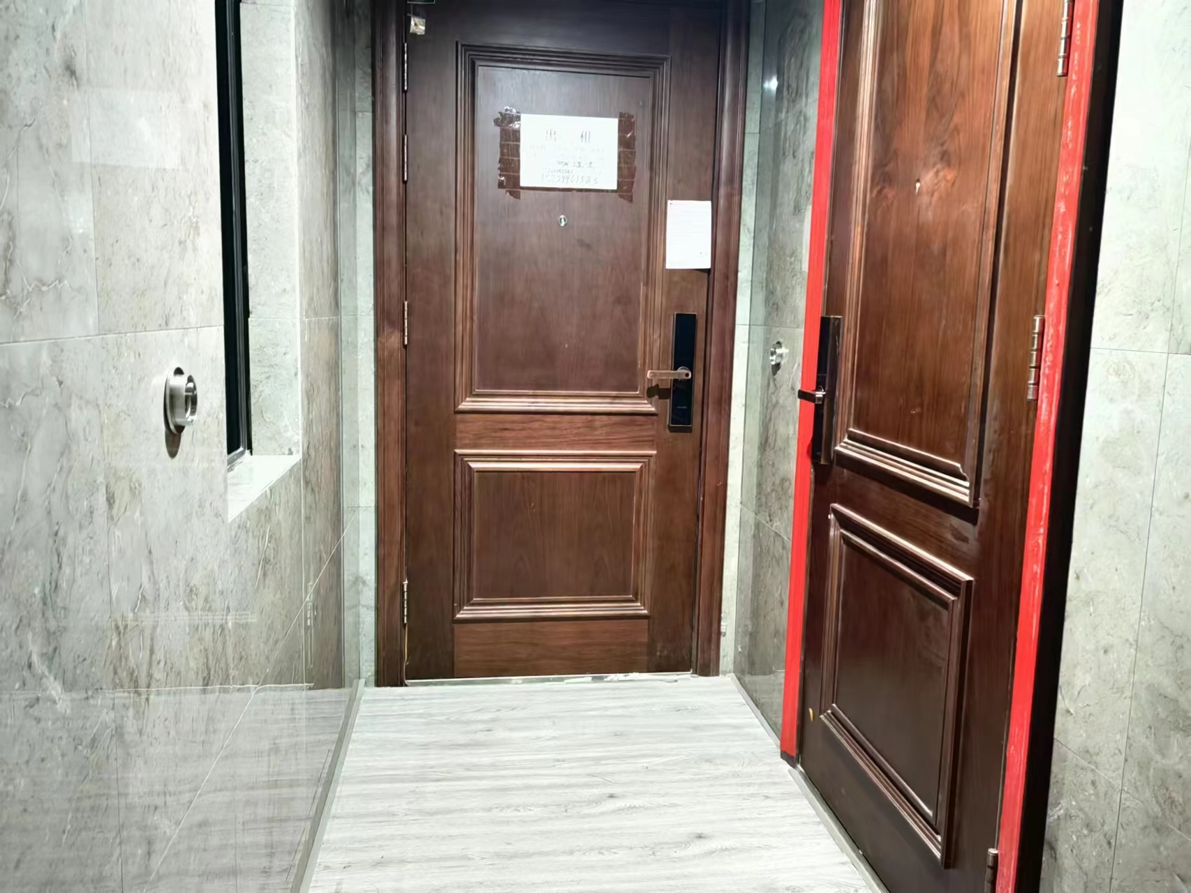 曾讨说法,但入户门和楼道问题尚未解决而记者走访周边其他高层住宅